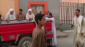 أهالي نجع أبوكريم ينتظرون أمام مستشفى ديرمواس جنوب المنيا.. صور