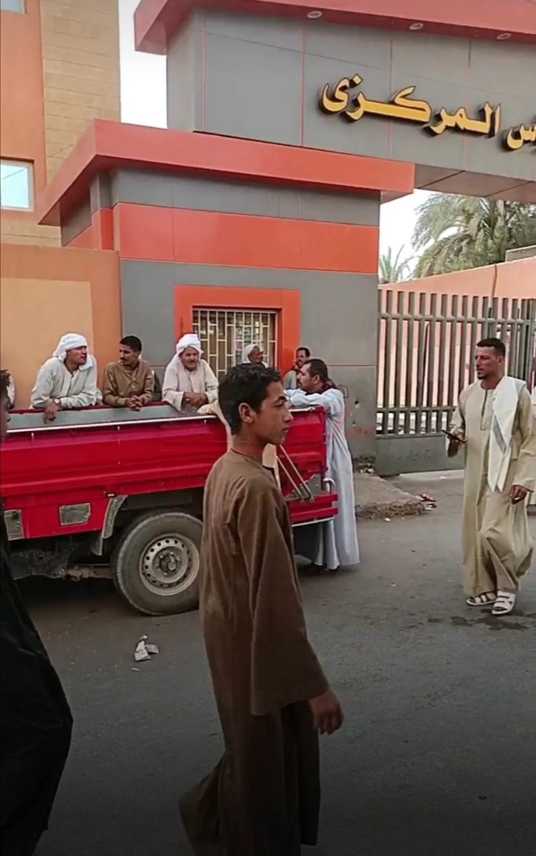 أهالي نجع أبوكريم ينتظرون أمام مستشفى ديرمواس جنوب المنيا.. صور أهالي نجع أبوكريم ينتظرون أمام مستشفى ديرمواس جنوب المنيا.. صور