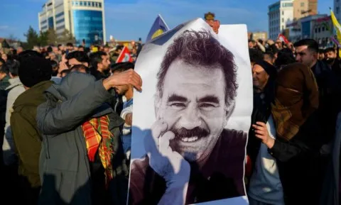أوجلان من زنزانته: تحسين العلاقات التركية-الكردية يتطلب “تغييراً جذرياً” ويجب علينا إزالة العقبات التي تعرقل التوافق. أوجلان من زنزانته: تحسين العلاقات التركية-الكردية يتطلب “تغييراً جذرياً” ويجب علينا إزالة العقبات التي تعرقل التوافق.