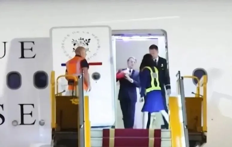 أول رد فعل من الرئيس الفرنسي على الصفعة التي تلقتها زوجته أمام الكاميرات أول رد فعل من الرئيس الفرنسي على الصفعة التي تلقتها زوجته أمام الكاميرات