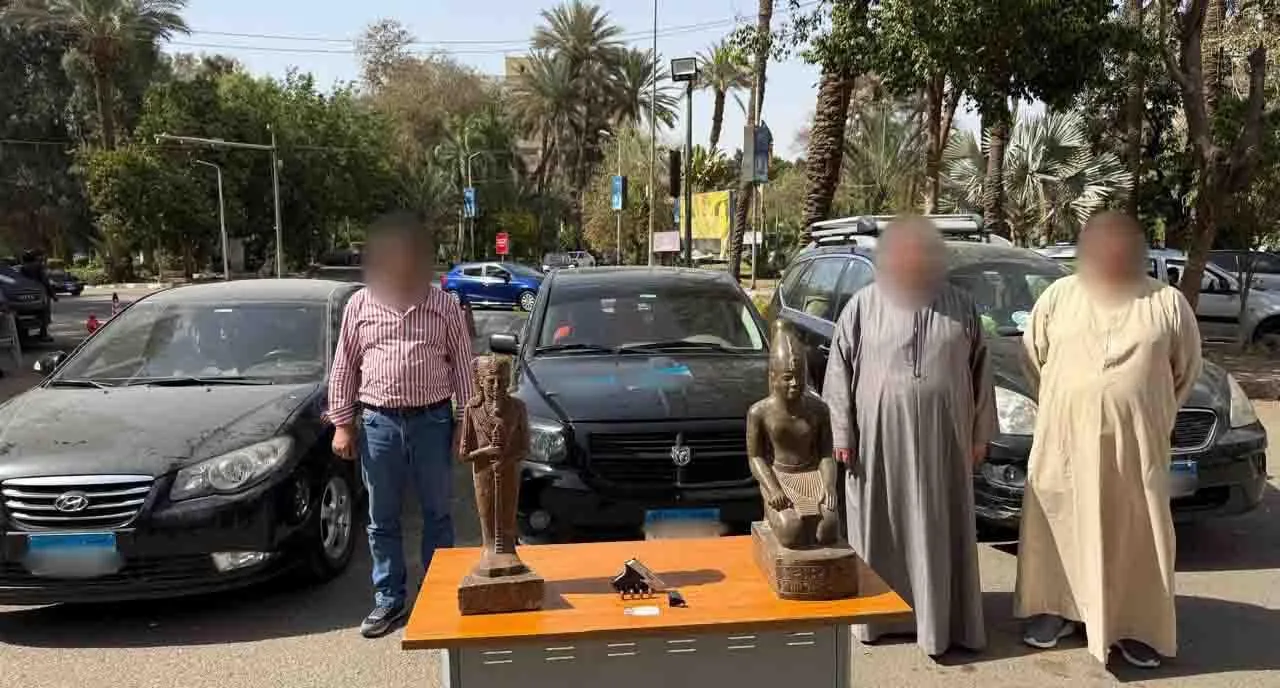 أوهماه أنها قطع أثرية.. ضبط شخصين حاولا بيع تمثالين من الجرانيت بالقاهرة