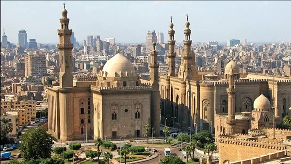 أوَ للدفاع عن نفسه باللجوء إلى بيت الله.. تفاصيل الاعتداء على شاب أثناء الصلاة في مدينة السلام (فيديو)