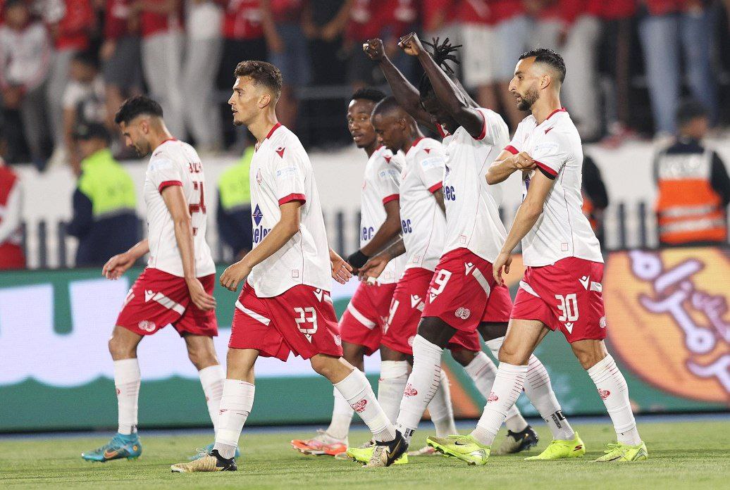 أيت منا يُكافئ لاعبي الوداد بعد إسقاط الجيش الملكي