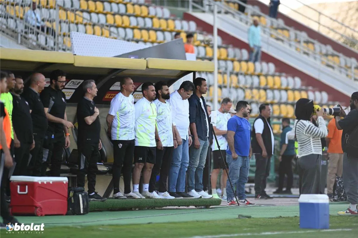 أيمن الرمادي يقدم اعتذاره لجماهير الزمالك بعد الخسارة من بيراميدز ويكشف عن خطتين للمستقبل أيمن الرمادي يقدم اعتذاره لجماهير الزمالك بعد الخسارة من بيراميدز ويكشف عن خطتين للمستقبل