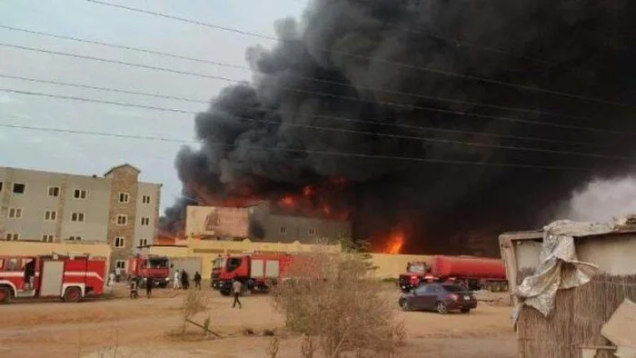 إجراءات مكثفة للتحكم في حريق بمصنع للعطور في مدينة بدر إجراءات مكثفة للتحكم في حريق بمصنع للعطور في مدينة بدر