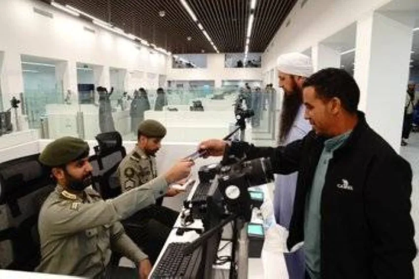 إجمالي عدد الحجاج القادمين من خارج المملكة عبر المنافذ الدولية يصل إلى (890,883) حاجًا، وفقًا للجوازات إجمالي عدد الحجاج القادمين من خارج المملكة عبر المنافذ الدولية يصل إلى (890,883) حاجًا، وفقًا للجوازات