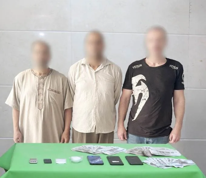 إحباط مجموعة إجرامية تستخدم أقراص طبية لإنتاج مخدر الأيس لتهريبه خارج البلاد إحباط مجموعة إجرامية تستخدم أقراص طبية لإنتاج مخدر الأيس لتهريبه خارج البلاد