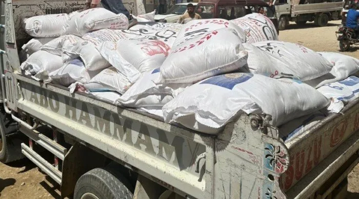 إحباط محاولة تعبئة ٢.٥ طن من الدقيق البلدي المدعوم في منشأة غير قانونية بحدائق الأهرام