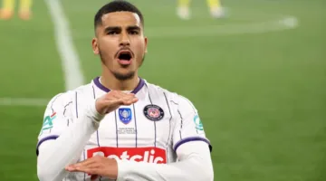 إحصائية مميزة تعزز فرص زكريا أبو خلال للانضمام مجددًا لمنتخب المغرب