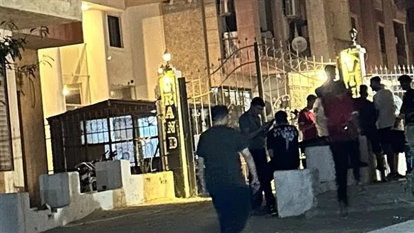إخماد حريق في برج سكني داخل مجمع سكني بالقرب من استوديو مصر في الهرم. إخماد حريق في برج سكني داخل مجمع سكني بالقرب من استوديو مصر في الهرم.
