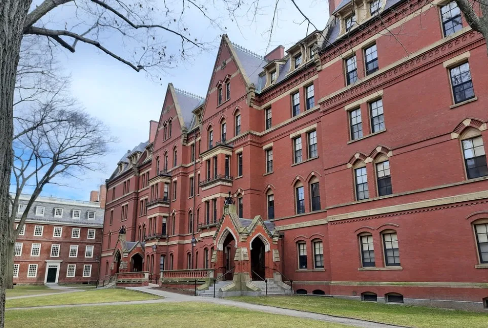 إدارة ترامب تمنع جامعة هارفارد من قبول الطلبة الدوليين. إدارة ترامب تمنع جامعة هارفارد من قبول الطلبة الدوليين.