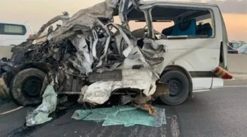 إزالة آثار حادث تصادم ميكروباص بالرصيف في مدينة أكتوبر