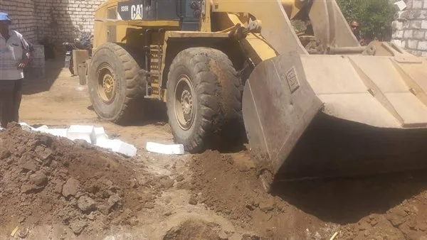 إزالة بيت مهدد بالانهيار في قنا