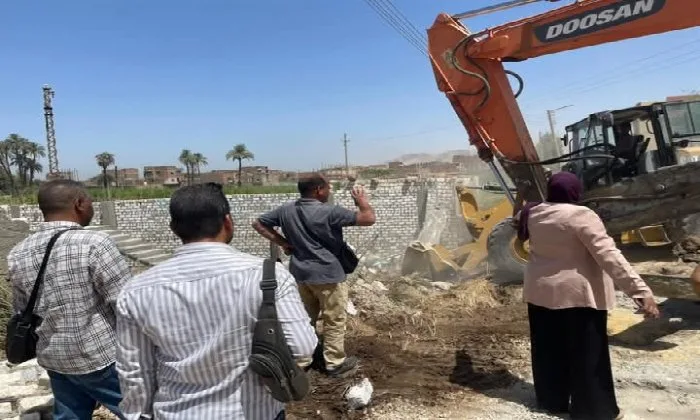 إزالة تعديات على 3850 متر من الأراضي الزراعية والأملاك الحكومية في قنا إزالة تعديات على 3850 متر من الأراضي الزراعية والأملاك الحكومية في قنا