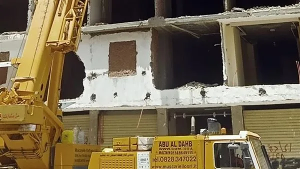 إزالة مبنى غير قانوني يتكون من 7 طوابق في عين شمس وتحويل مسؤولين في الحي إلى النيابة الإدارية. إزالة مبنى غير قانوني يتكون من 7 طوابق في عين شمس وتحويل مسؤولين في الحي إلى النيابة الإدارية.