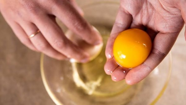 الفرق بين صفار البيض الفاتح والغامق