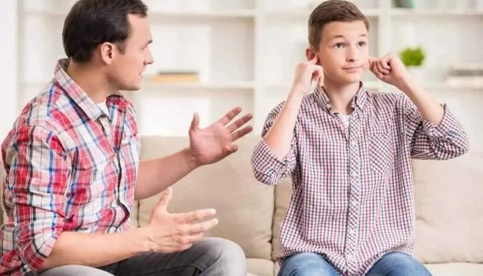 إزاي تكسب ابنك.. نصائح التعامل مع سن المراهقة بأمان
