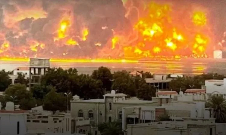 إسرائيل تحذر من إخلاء موانئ يمنية في ظل احتمال وقوع غارات جوية إسرائيل تحذر من إخلاء موانئ يمنية في ظل احتمال وقوع غارات جوية