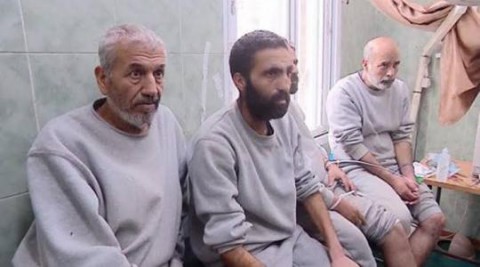 إسرائيل تفرج عن 10 فلسطينيين من شمال غزة بحالة صحية “صعبة”