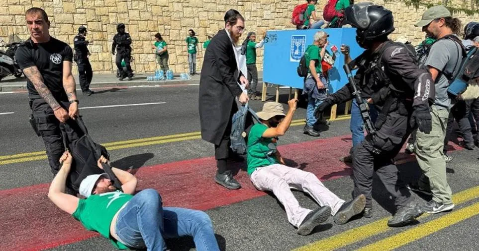 إسرائيل: هجوم على المحتجين المطالبين بإعادة الأسرى إسرائيل: هجوم على المحتجين المطالبين بإعادة الأسرى