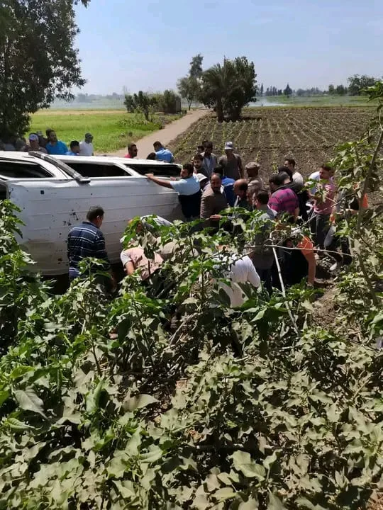 إصابات جراء انقلاب حافلة صغيرة تقل طلابًا في الزقازيق