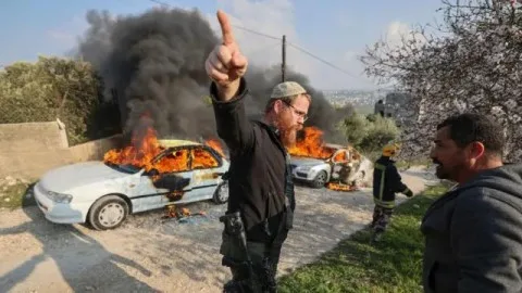إصابة 12 فلسطينياً واختفاء 3 آخرين جراء هجمات عنيفة للمستوطنين بالقرب من رام الله وبيت لحم في وسط وجنوب الضفة الغربية إصابة 12 فلسطينياً واختفاء 3 آخرين جراء هجمات عنيفة للمستوطنين بالقرب من رام الله وبيت لحم في وسط وجنوب الضفة الغربية