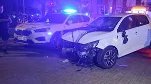 إصابة 13 مشجعاً إثر اصطدام سيارة بجماهير خارج ملعب مباراة برشلونة وإسبانيول