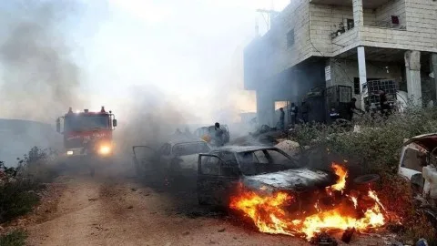 إصابة 8 فلسطينيين بعد إحراق مستوطنين لمنازل في بلدة بالضفة الغربية. إصابة 8 فلسطينيين بعد إحراق مستوطنين لمنازل في بلدة بالضفة الغربية.