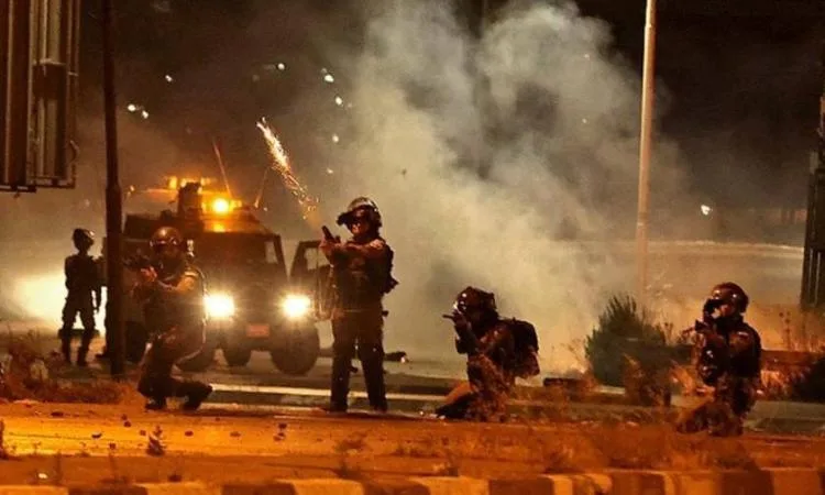 إصابة العشرات من الفلسطينيين بالاختناق خلال اقتحام قوات الاحتلال لقرية اللبن إصابة العشرات من الفلسطينيين بالاختناق خلال اقتحام قوات الاحتلال لقرية اللبن
