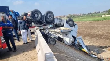 إصابة ثلاثة أشخاص نتيجة انقلاب شاحنة على الطريق السريع