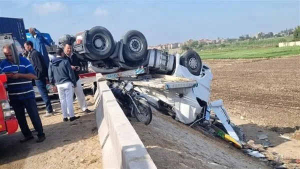 إصابة ثلاثة أشخاص نتيجة انقلاب شاحنة على الطريق السريع إصابة ثلاثة أشخاص نتيجة انقلاب شاحنة على الطريق السريع