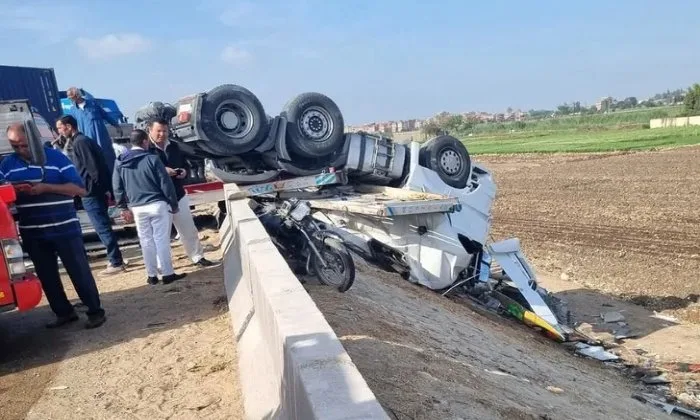 إصابة ثلاثة أفراد في حادث تصادم على الطريق الإقليمي في المنوفية.