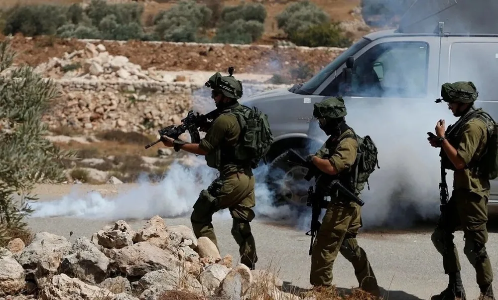 إصابة سبعة فلسطينيين أثناء اقتحام قوات الاحتلال الإسرائيلي لمخيم الجلزون. إصابة سبعة فلسطينيين أثناء اقتحام قوات الاحتلال الإسرائيلي لمخيم الجلزون.