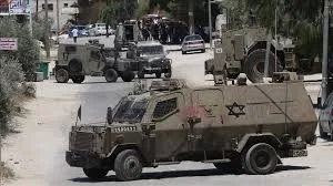 إصابة عدد من الفلسطينيين خلال مداهمات الجيش الإسرائيلي في الضفة الغربية