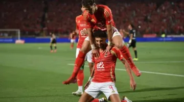 تسليم درع الدوري إلى استاد القاهرة بعد فوز الأهلي بأربعة أهداف على فاركو
