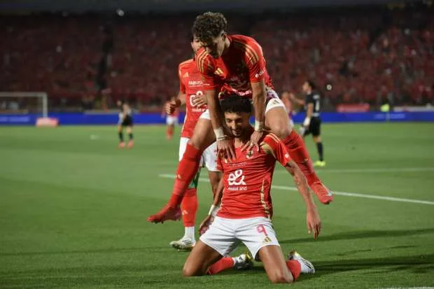 تسليم درع الدوري إلى استاد القاهرة بعد فوز الأهلي بأربعة أهداف على فاركو تسليم درع الدوري إلى استاد القاهرة بعد فوز الأهلي بأربعة أهداف على فاركو