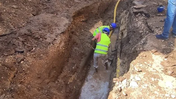 إصلاح كسر في خط مياه الشرب بقرية تزمنت الشرقية ببني سويف