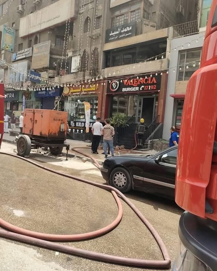 إطفاء حريق كبير في مطعم فالينسيا للشواء بعباس العقاد | صور