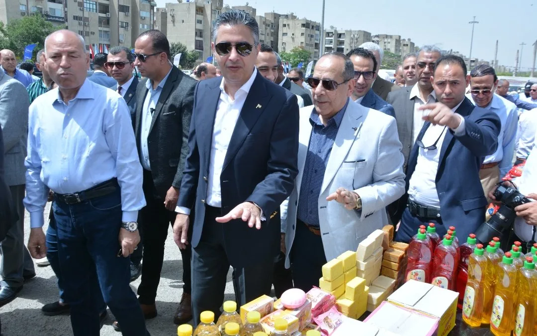 إطلاق المرحلة الثانية في المحافظات: وزير التموين ومحافظ القاهرة يفتتحان سوق اليوم الواحد في مدينة نصر إطلاق المرحلة الثانية في المحافظات: وزير التموين ومحافظ القاهرة يفتتحان سوق اليوم الواحد في مدينة نصر