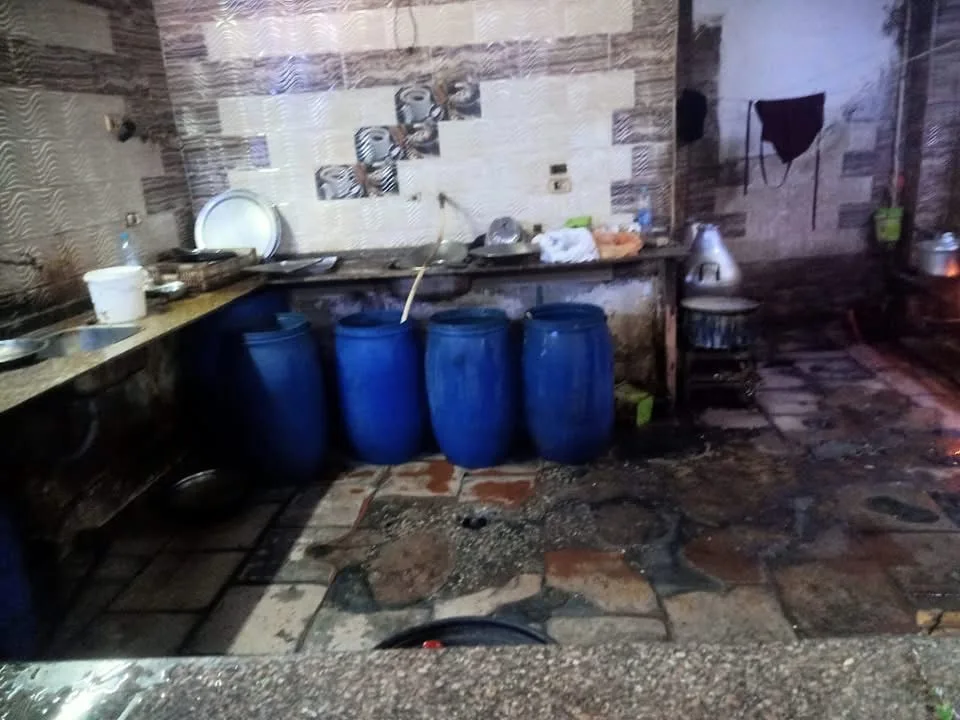 إغلاق متجر فول وفلافل في دمياط بسبب بيع أغذية فاسدة (صور) إغلاق متجر فول وفلافل في دمياط بسبب بيع أغذية فاسدة (صور)