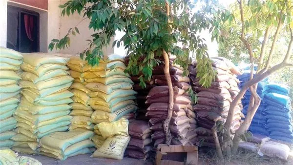 إغلاق مصنع غير مرخص لإنتاج الأسمدة والمخصبات الزراعية المقلدة في المنوفية إغلاق مصنع غير مرخص لإنتاج الأسمدة والمخصبات الزراعية المقلدة في المنوفية