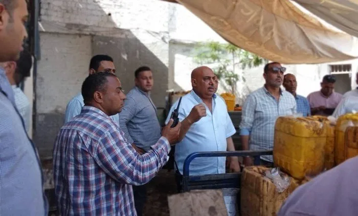 إغلاق منشأة تعيد تصنيع الزيوت المستعملة وبيعها بطرق غير قانونية في أوسيم. إغلاق منشأة تعيد تصنيع الزيوت المستعملة وبيعها بطرق غير قانونية في أوسيم.