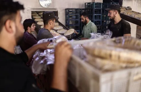 إلغاء تحديد سعر رغيف الخبز في سوريا يثير مناقشات واسعة حول استراتيجيات الحكومة الانتقالية.. هل هي خطوة ممكنة؟! إلغاء تحديد سعر رغيف الخبز في سوريا يثير مناقشات واسعة حول استراتيجيات الحكومة الانتقالية.. هل هي خطوة ممكنة؟!