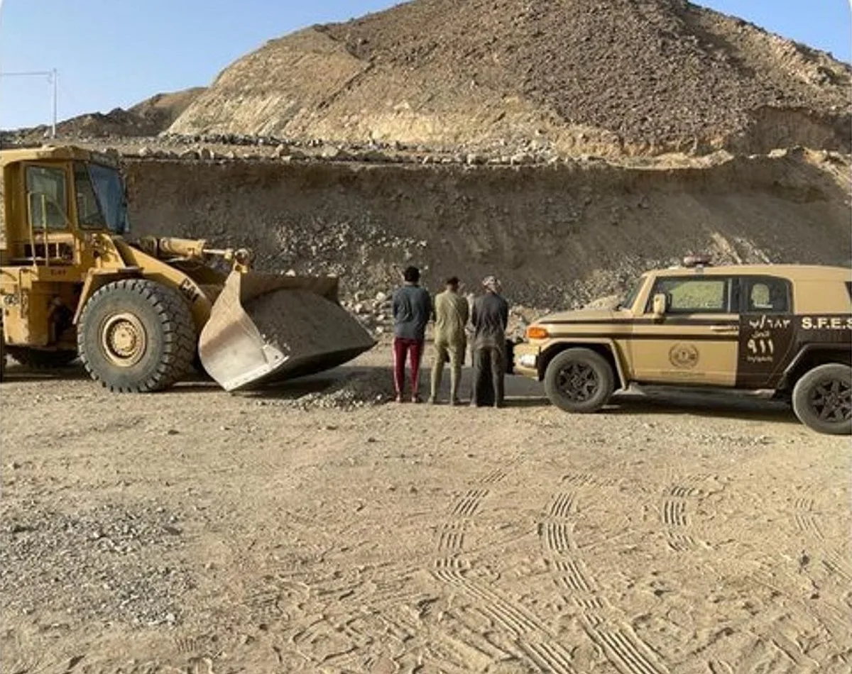 إلقاء القبض على 3 مقيمين مخالفين لنظام أمن الحدود لاستغلالهم الموارد في المنطقة الشرقية. إلقاء القبض على 3 مقيمين مخالفين لنظام أمن الحدود لاستغلالهم الموارد في المنطقة الشرقية.