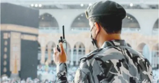 إلقاء القبض على 3 مواطنين لنقلهم 5 مخالفين لأنظمة الحج والعمرة.