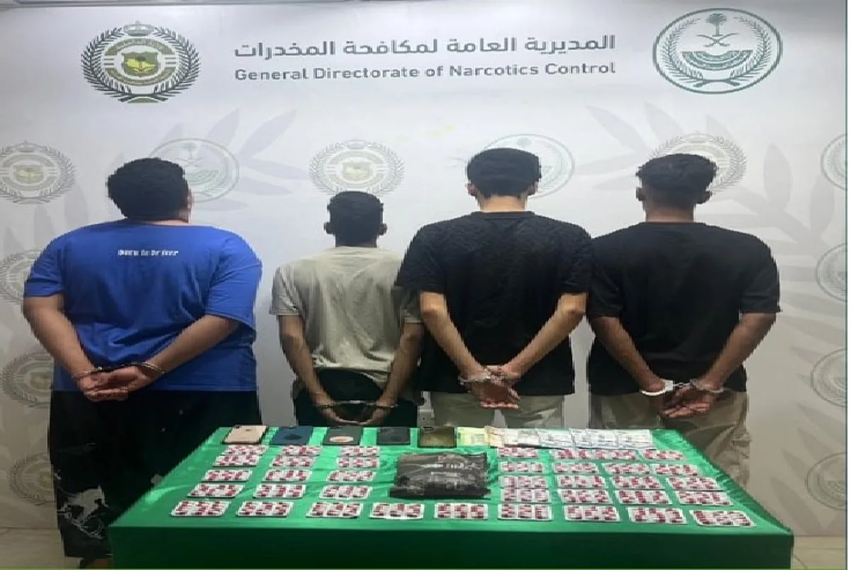 إلقاء القبض على 4 أشخاص مخالفين لقوانين أمن الحدود بتهم الترويج للمخدرات في منطقة جازان إلقاء القبض على 4 أشخاص مخالفين لقوانين أمن الحدود بتهم الترويج للمخدرات في منطقة جازان