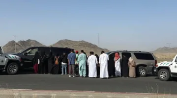 إلقاء القبض على 6 وافدين و14 مواطنًا لنقل 99 حاجًا بدون تصاريح إلى مكة