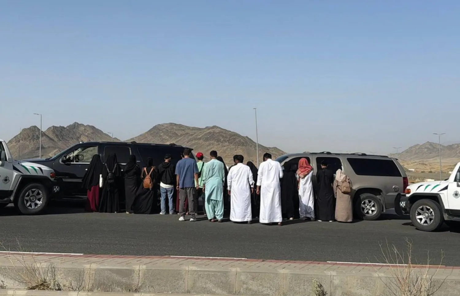 إلقاء القبض على 6 وافدين و14 مواطنًا لنقل 99 حاجًا بدون تصاريح إلى مكة إلقاء القبض على 6 وافدين و14 مواطنًا لنقل 99 حاجًا بدون تصاريح إلى مكة