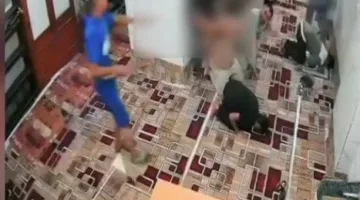 إلقاء القبض على المشتبه بهم في الاعتداء على شخص داخل مسجد أثناء أداء الصلاة