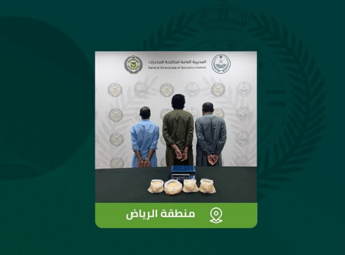 إلقاء القبض على ثلاثة مقيمين في الرياض بتهمة ترويج 4 كيلوجرامات من مخدر “الشبو” إلقاء القبض على ثلاثة مقيمين في الرياض بتهمة ترويج 4 كيلوجرامات من مخدر “الشبو”